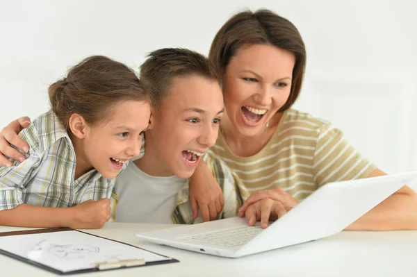 Moeder Met Kinderen Met Laptop — Stockfoto