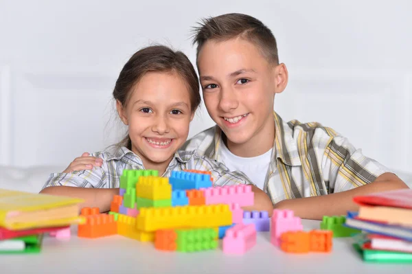 Hermano Hermana Jugando Con Bloques Plástico Colores Juntos — Foto de Stock