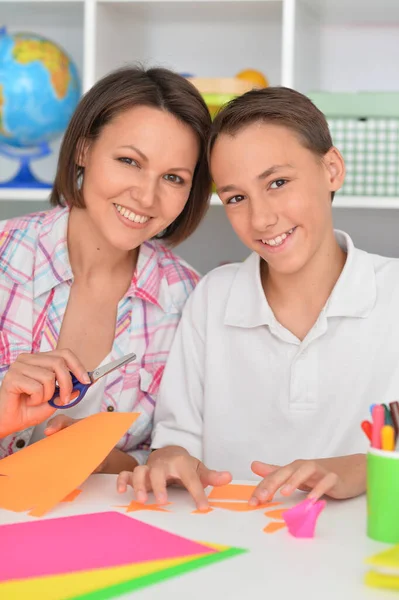 Mother Teaches Her Son Craft Items — Stock Photo, Image