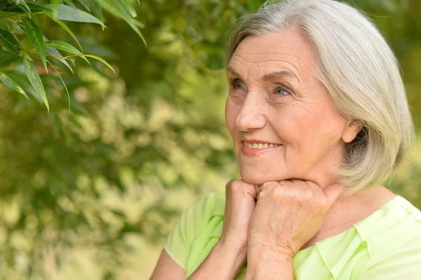 Felice Sorridente Donna Anziana All Aperto — Foto Stock