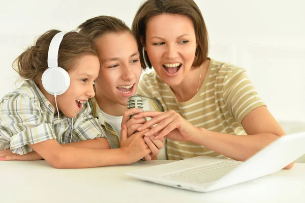 Madre Con Niños Usando Laptop Cantando Karaoke — Foto de Stock