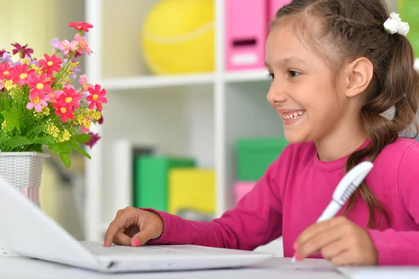 Linda Chica Usando Ordenador Portátil Casa Escritorio — Foto de Stock