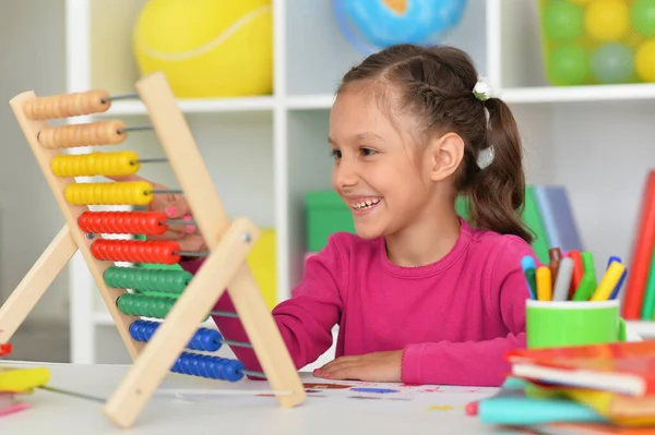 Süßes Kleines Mädchen Spielt Mit Abakus Zimmer — Stockfoto