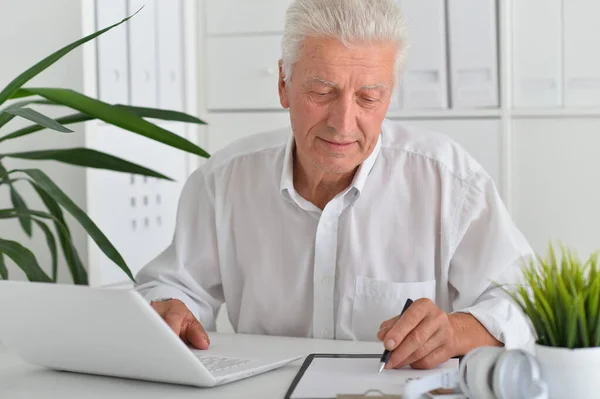 Homem Sênior Usando Laptop Casa — Fotografia de Stock