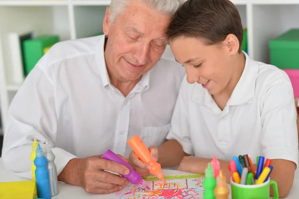 Feliz Abuelo Con Nieto Dibujando Juntos — Foto de Stock