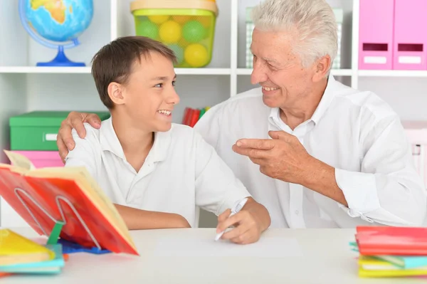 Großvater Mit Enkel Bei Hausaufgaben Hause — Stockfoto