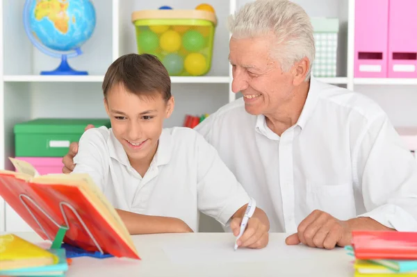 Abuelo Con Nieto Haciendo Deberes Casa — Foto de Stock