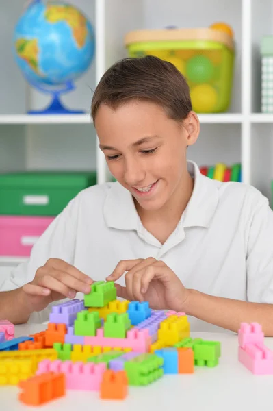 Leende Pojke Leker Med Färgglada Plastblock — Stockfoto