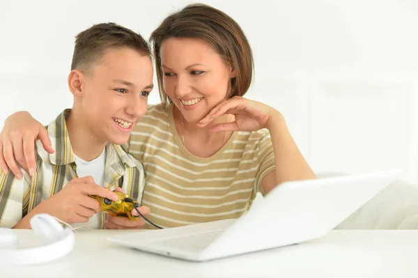 Мати Син Використовують Сучасний Ноутбук Вдома Грають Гру — стокове фото