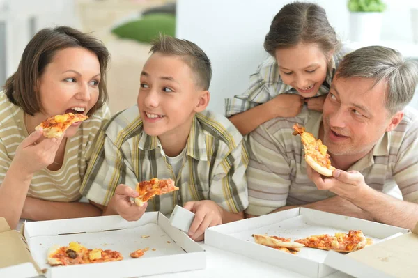 Lycklig Familj Äter Pizza Tillsammans — Stockfoto