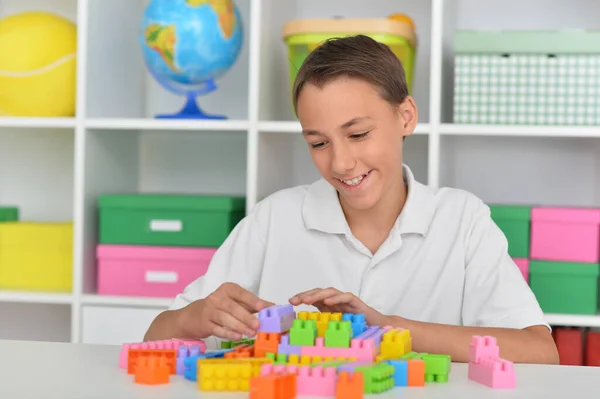 Χαμογελαστό Αγόρι Παίζει Πολύχρωμα Πλαστικά Μπλοκ — Φωτογραφία Αρχείου