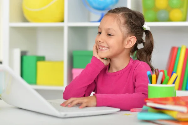 Menina Bonito Com Laptop Casa Mesa — Fotografia de Stock