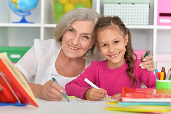 Portret Van Een Schattig Klein Meisje Tekening Met Haar Grootmoeder — Stockfoto