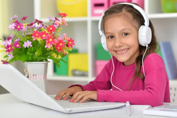 Menina Bonito Fones Ouvido Usando Laptop Casa — Fotografia de Stock