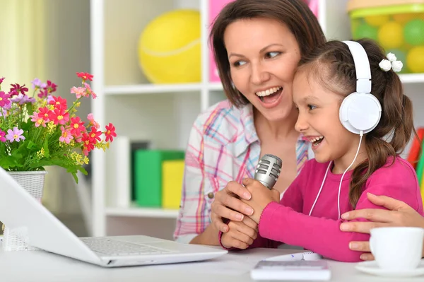 Mãe Filha Cantando Karaoke — Fotografia de Stock