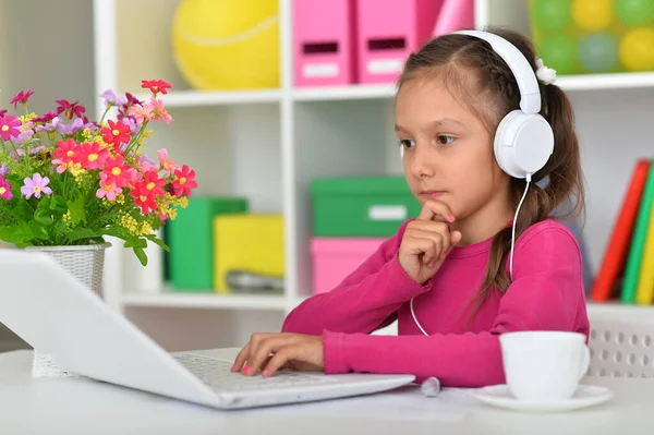 Menina Bonito Fones Ouvido Usando Laptop Casa Mesa — Fotografia de Stock