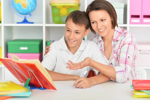 Moeder Met Haar Zoon Doet Huiswerk Thuis — Stockfoto