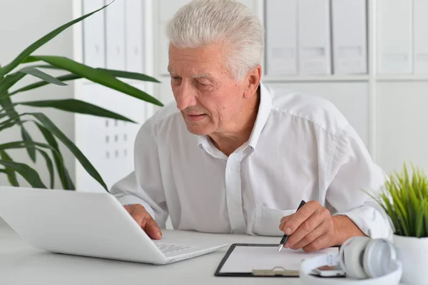 Senior Man Använder Laptop Hemma — Stockfoto