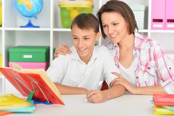 Mutter Mit Ihrem Sohn Bei Hausaufgaben Hause — Stockfoto