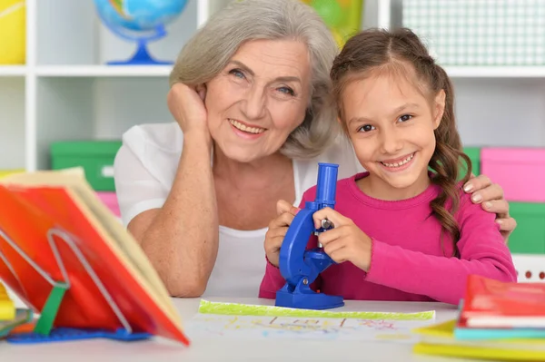 Kız Büyükannesiyle Ödevi Yapıyor — Stok fotoğraf