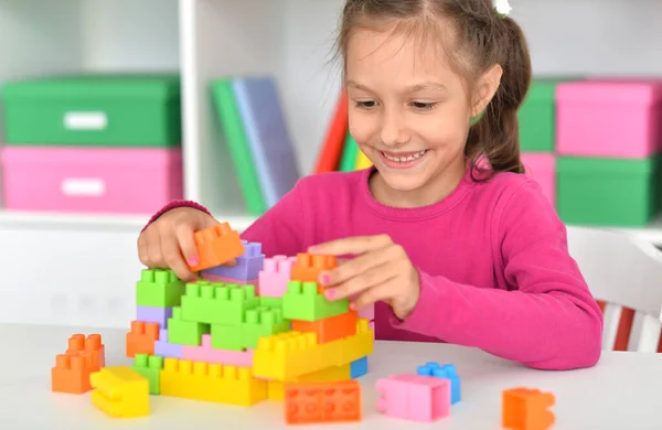 Felice Simpatica Bambina Che Gioca Con Cubi — Foto Stock