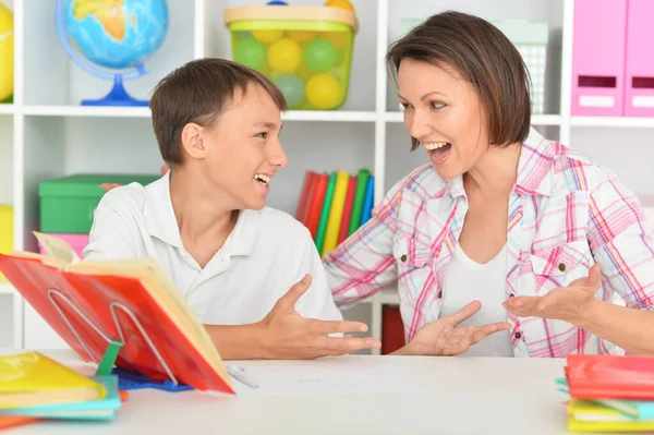 Moeder Met Haar Zoon Doet Huiswerk Thuis — Stockfoto