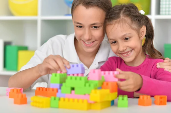 Hermano Hermana Jugando Con Bloques Plástico Colores Juntos — Foto de Stock