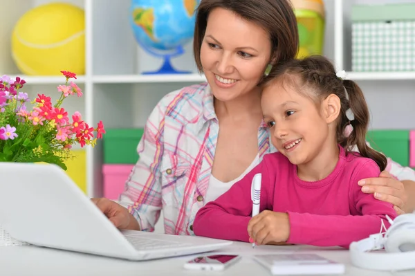 Moeder Dochter Met Laptop — Stockfoto