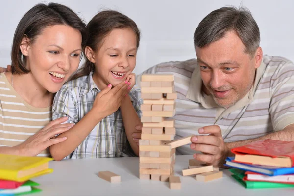 Glückliche Familie Sitzt Tisch Und Spielt Mit Holzklötzen — Stockfoto