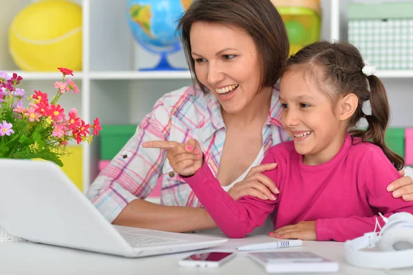 Mor Och Dotter Som Använder Laptop — Stockfoto