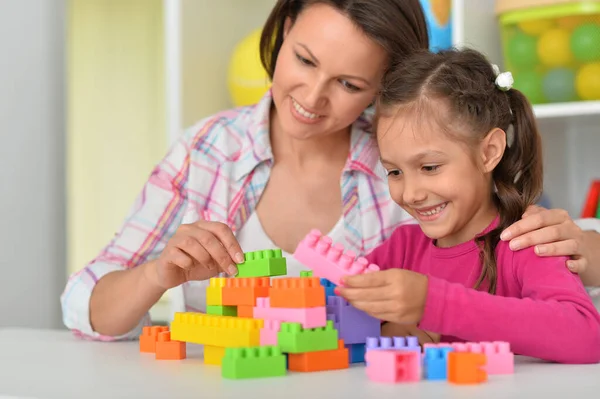 Nettes Kleines Mädchen Spielt Hause Mit Bunten Tonklötzen — Stockfoto