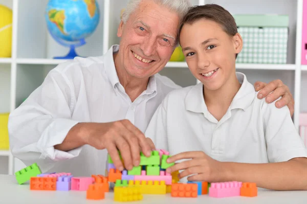 Sorrindo Menino Brincando Com Blocos Plástico Coloridos Com Avô — Fotografia de Stock