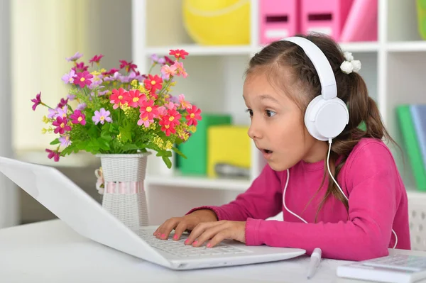 Menina Bonito Fones Ouvido Usando Laptop Casa Mesa — Fotografia de Stock