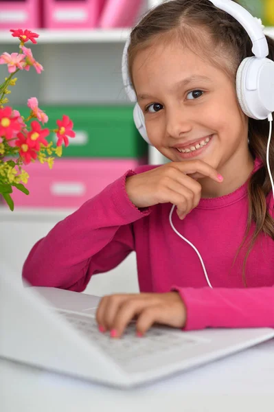 Menina Bonito Fones Ouvido Usando Laptop Casa Mesa — Fotografia de Stock