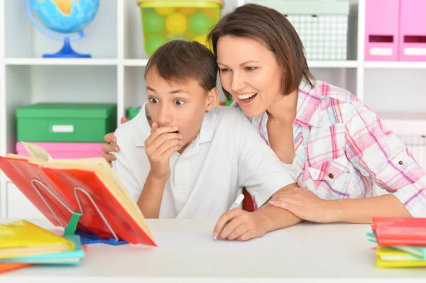 Surpris Mère Avec Son Fils Faire Des Devoirs Maison — Photo