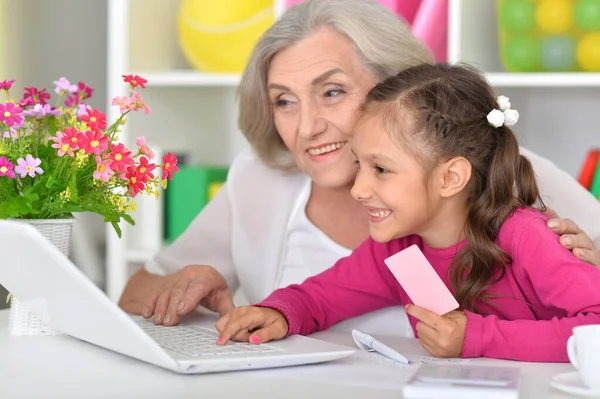 Portret Van Gelukkig Grootmoeder Kleindochter Winkelen Online — Stockfoto