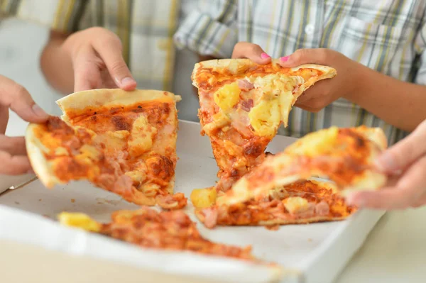 Portret Van Een Gelukkig Gezin Die Samen Pizza Eten — Stockfoto