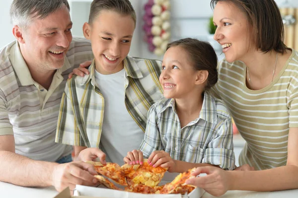 Família Feliz Comendo Pizza Juntos — Fotografia de Stock