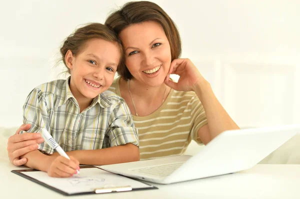 Söt Flicka Och Mamma Använder Laptop Hemma Vid Skrivbordet — Stockfoto