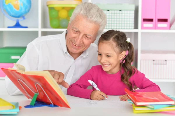 Fille Mignonne Faisant Des Devoirs Avec Grand Père Table Maison — Photo