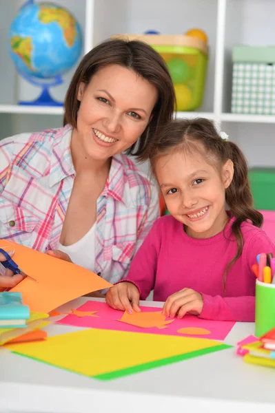 Mãe Ensina Sua Filha Bonito Para Fazer Itens Artesanato — Fotografia de Stock