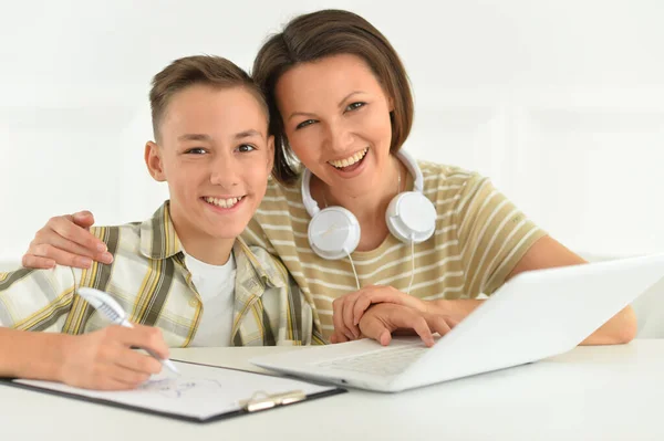 Madre Hijo Usando Portátil Moderno Casa —  Fotos de Stock