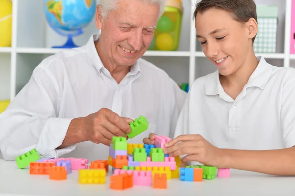 Glimlachende Jongen Spelen Met Kleurrijke Plastic Blokken Met Opa — Stockfoto