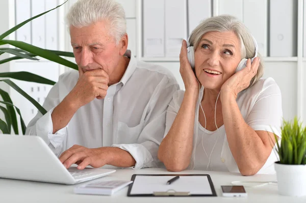 Empresarios Senior Exitosos Trabajando Juntos Una Oficina Moderna — Foto de Stock