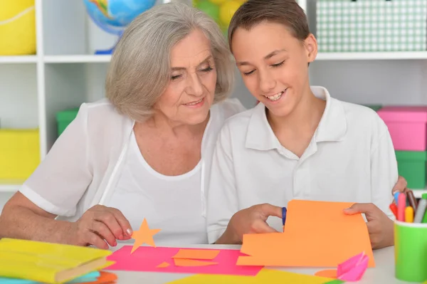 Grandmother Teaches Her Grandson Craft Items — Stockfoto