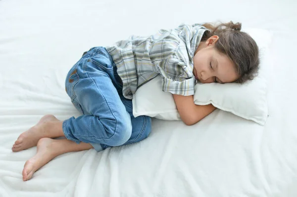 Evdeki Yatakta Uyuyan Tatlı Küçük Kız — Stok fotoğraf