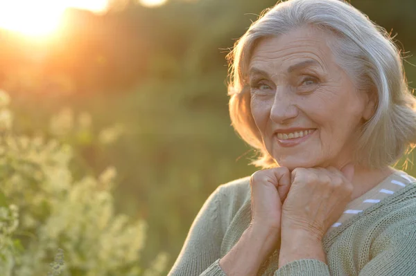 Szczęśliwy Uśmiech Starszy Kobieta Zewnątrz — Zdjęcie stockowe