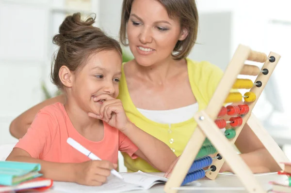 Matka Uczy Córkę Jak Używać Liczydła Pomieszczeniach — Zdjęcie stockowe