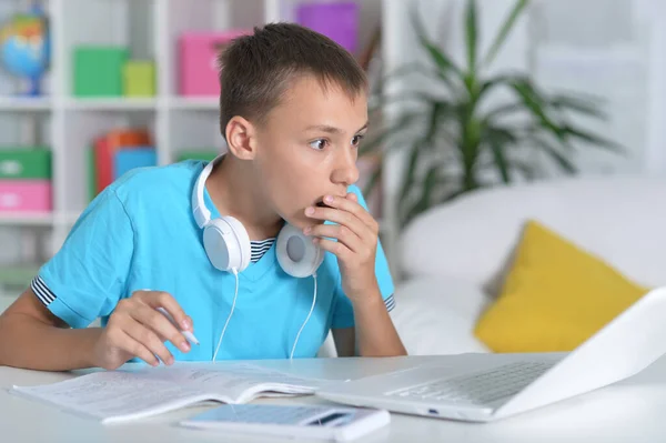 Jongen Met Moderne Laptop Thuis — Stockfoto