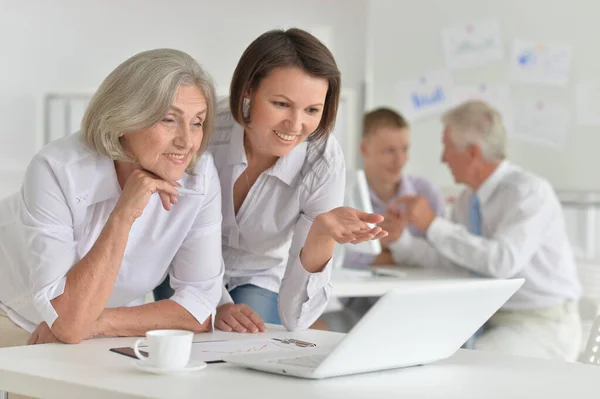 Affärskvinnor Som Arbetar Kontor — Stockfoto